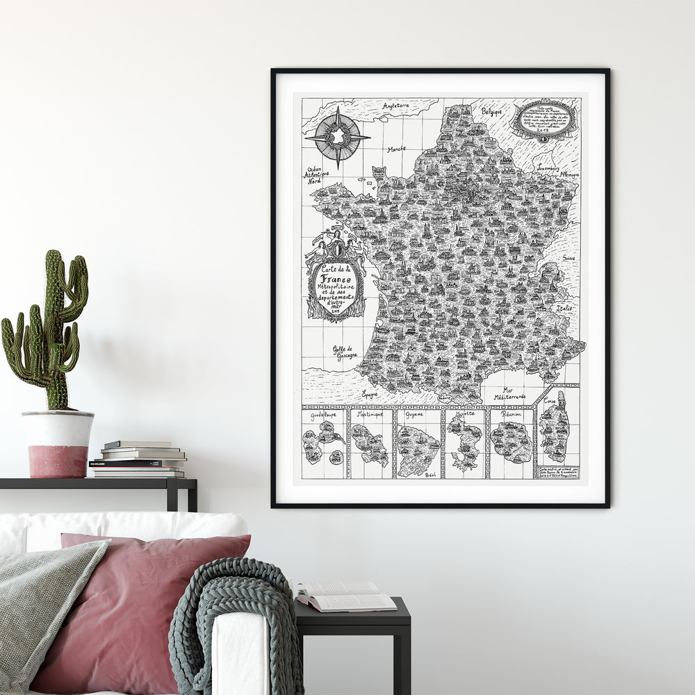 La carte de France dessinée par Pablo Raison, encadrée dans un salon