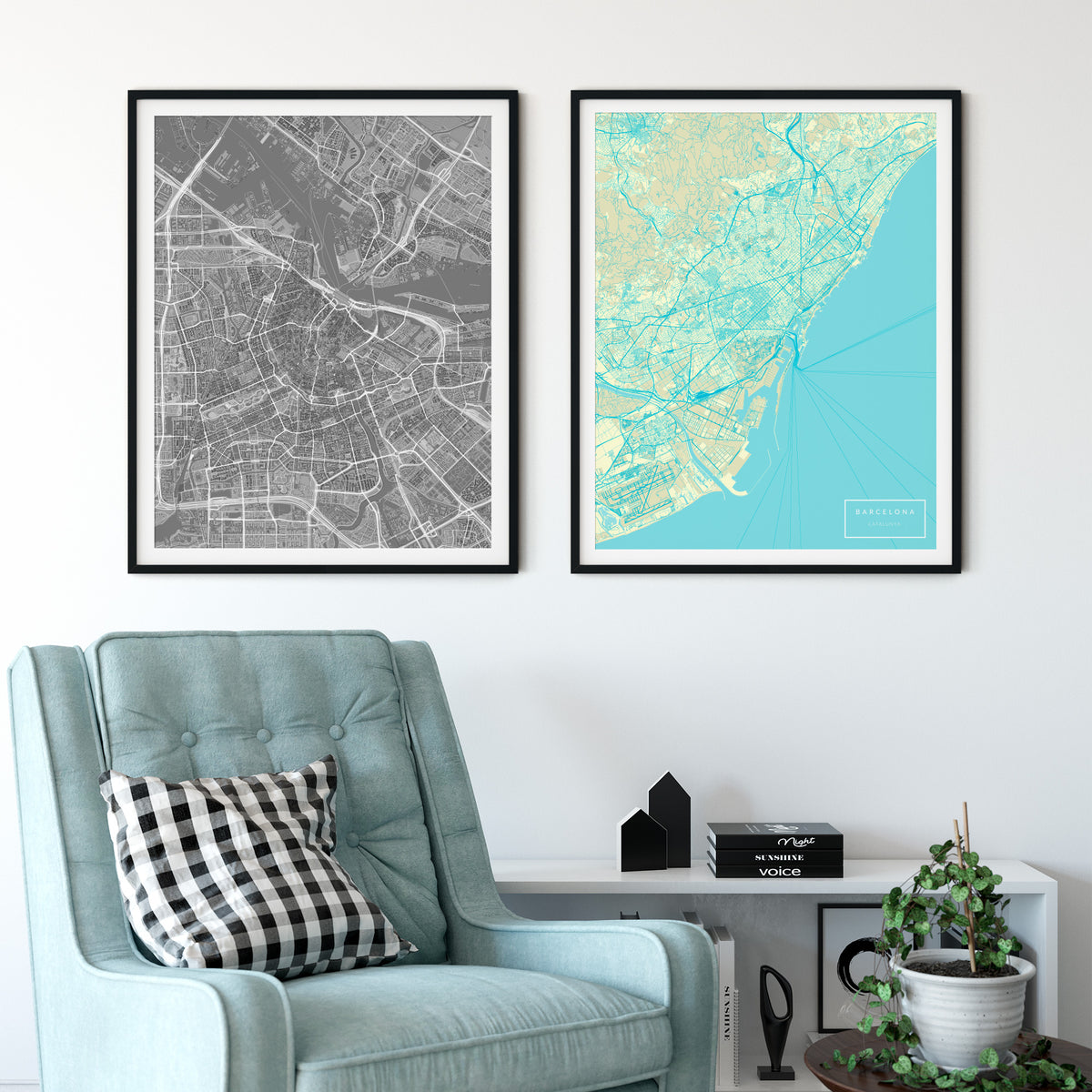 Deux affiches Joliemap encadrées, accrochées au-dessus d’un fauteuil